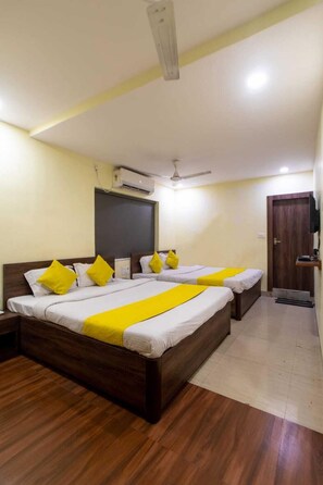Superior Quadruple Room | Desk, laptop workspace, free WiFi, bed sheets - hotel park central (Kolkata)