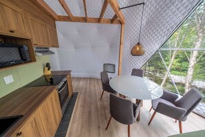 Kühlschrank, Mikrowelle, Herdplatte, Wasserkocher mit Kaffee-/Teezubehör