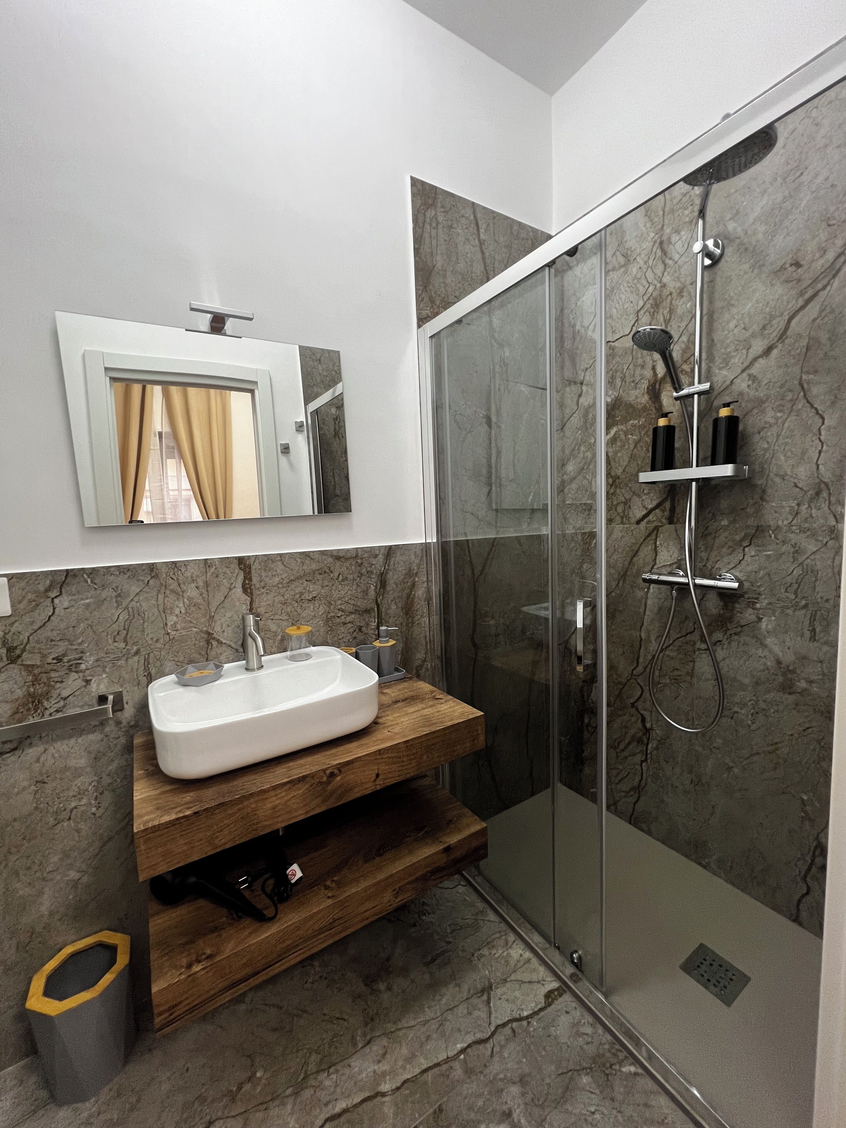 Douche, bidet, serviettes fournies, savon