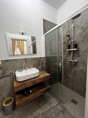 Dusch, bidé, handdukar och tvål