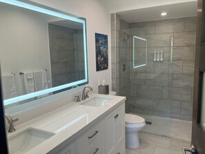 Doccia, asciugacapelli, asciugamani, sapone