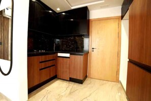 ثلاجة، ميكروويف، ماكينة لصنع القهوة/الشاي، مستلزمات طهي/أطباق/أوعية