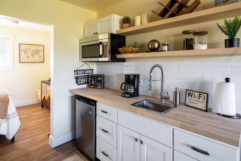 Fridge, microwave, coffee/tea maker, toaster