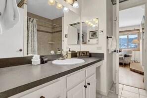 Shower, hair dryer - Gondola Village Chalet (Steamboat Springs)