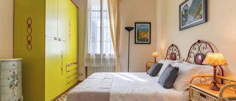 2 habitaciones, escritorio y tabla de planchar con plancha