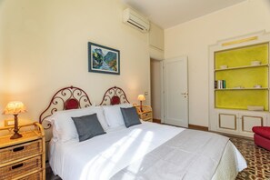 2 habitaciones, escritorio y tabla de planchar con plancha 