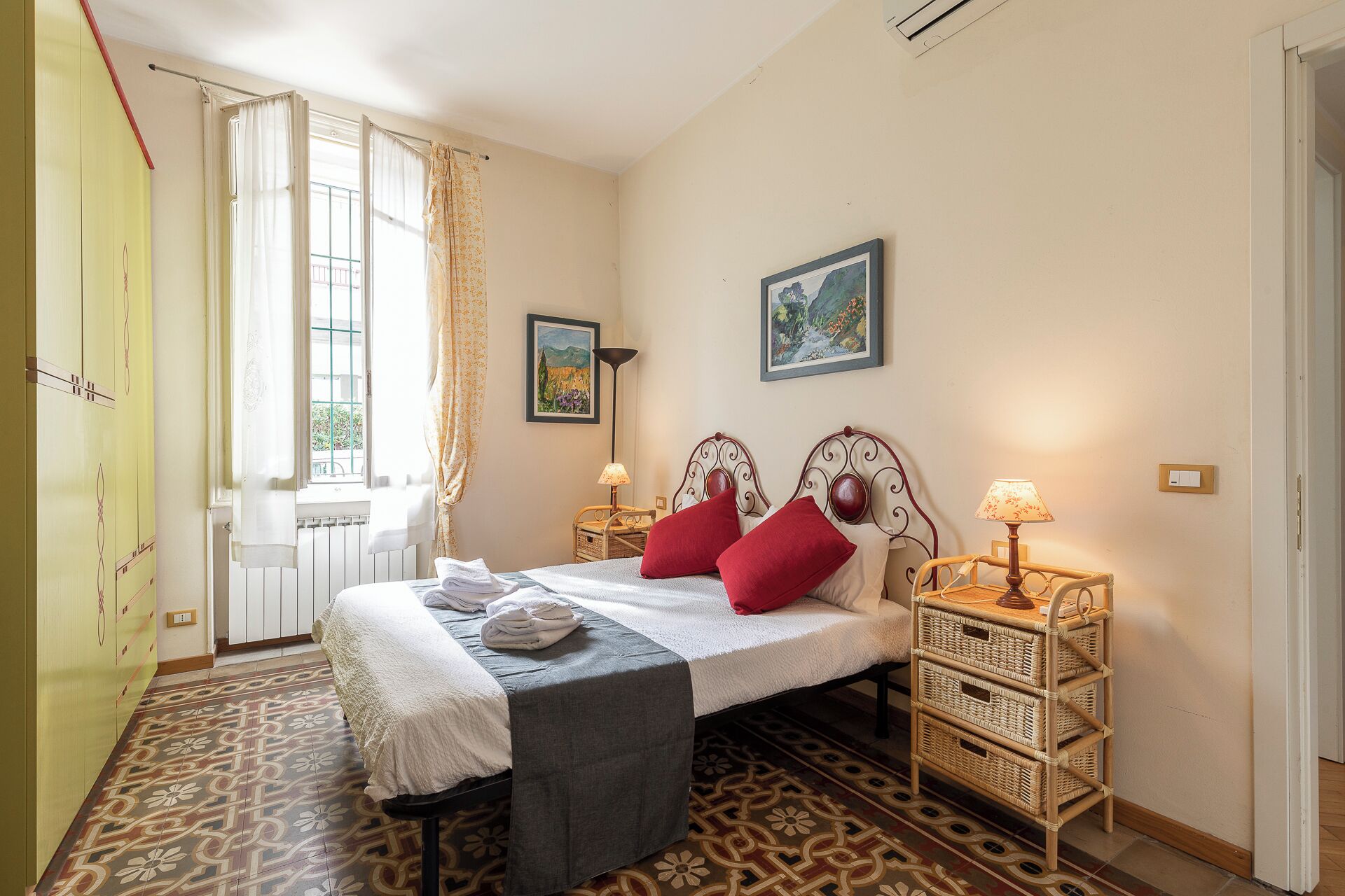 2 Schlafzimmer, Schreibtisch, Bügeleisen/Bügelbrett, Reisekinderbett