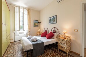 2 Schlafzimmer, Schreibtisch, Bügeleisen/Bügelbrett, Reisekinderbett