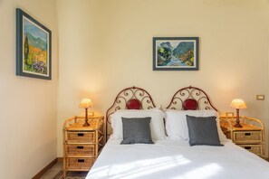2 habitaciones, escritorio y tabla de planchar con plancha