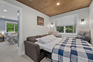 3 bedrooms, free WiFi, bed sheets - Near Groomed Trails, Peaceful Setting, Fireplace, High Ceilings with Windows (Lac du Flambeau)