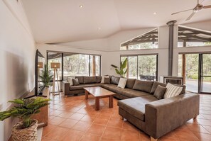 تلفزيون ذكي، مدفأة، مكتب