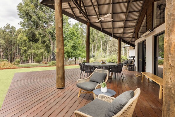 تناول الطعام بالخارج