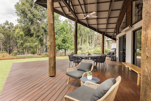 SERENE AND SECLUDED RURAL ESCAPE BOASTING PANORAMIC BUSHLAND VISTAS