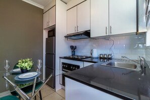 Private kitchen - Joy studio with WiFi and AC in charming Sandton (Sandton)