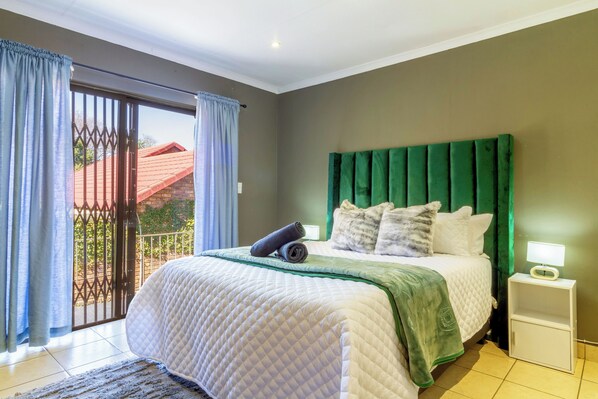 1 bedroom, iron/ironing board, WiFi, bed sheets - Joy studio with WiFi and AC in charming Sandton (Sandton)