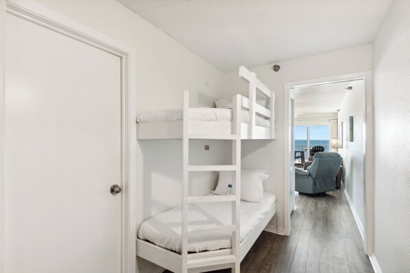 Dormitorio con literas y vista al océano.