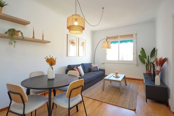 TV - Apartment next to the Sagrada Familia (Barcelona)