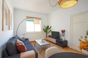 TV - Apartment next to the Sagrada Familia (Barcelona)