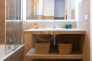 Hair dryer, towels - Apartment near the Sagrada Familia (Barcelona)