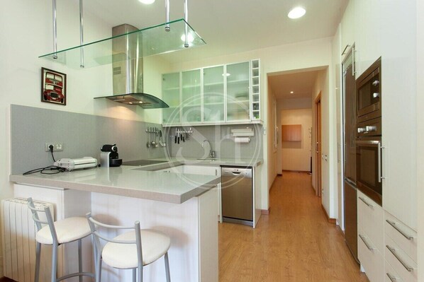 Kjøleskap, mikrobølgeovn, ovn og kokeplater