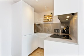 Kühlschrank, Mikrowelle, Ofen, Geschirrspüler