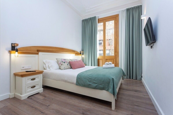 3 bedrooms, iron/ironing board, WiFi, bed sheets