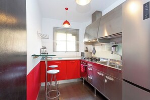 Frigorifero, microonde, forno, piano cottura