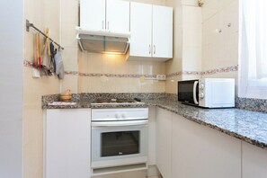 Fridge, microwave, oven, coffee/tea maker