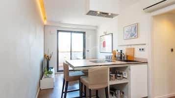 Een koelkast, een magnetron, een oven, een kookplaat