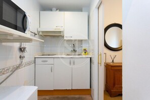 Fridge, microwave, oven, coffee/tea maker - Cómodo estudio en Gracia (Barcelona)