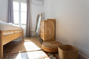 2 bedrooms, desk, iron/ironing board, WiFi