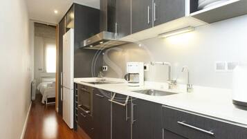 Réfrigérateur, micro-ondes, four, plaque de cuisson