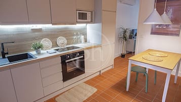 Een koelkast, een magnetron, een oven, een kookplaat