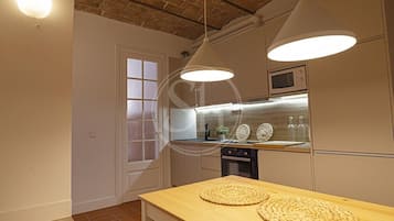 Een koelkast, een magnetron, een oven, een kookplaat