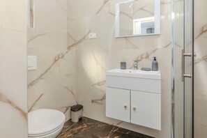 Comfort Villa | Bathroom | Shower, hair dryer, towels - Villa Tonina (Vir)