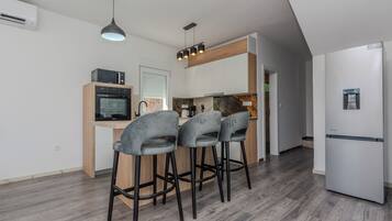 Villa – comfort | Spiseområde på rommet