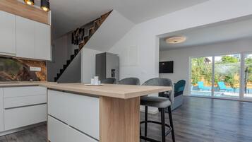 Vila Comfort | Dapur pribadi | Lemari es besar, microwave, oven, dan kompor