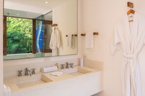 SĂšche-cheveux, serviettes fournies, savon, papier toilette