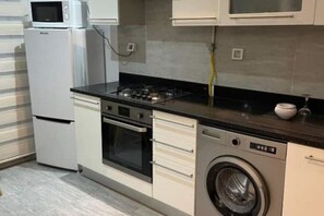 Kühlschrank, Mikrowelle, Ofen, Herdplatte