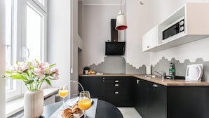 Studio Suite Comfort, pemandangan kota | Dapur kecil pribadi | Mesin pembuat kopi/teh, lemari es, microwave, dan kompor