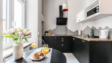 Comfort Studio Suite, City View | Private kitchenette | Fridge, microwave, stovetop, dishwasher