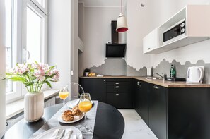 Comfort Στούντιο-Σουίτα, Θέα στην Πόλη | Ιδιωτική μικρή κουζίνα | Ψυγείο, φούρνος μικροκυμάτων, μαγειρικές εστίες, πλυντήριο πιάτων