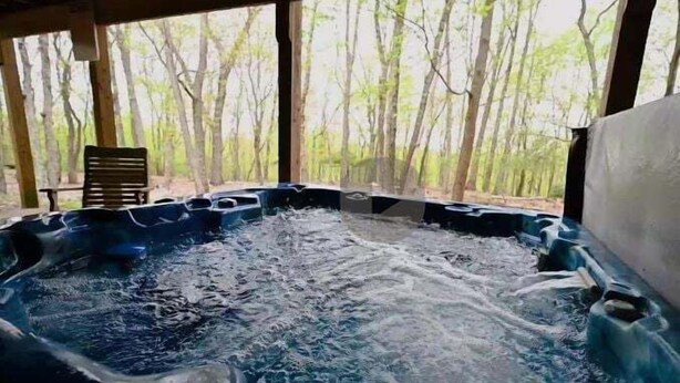 Ein Whirlpool mit Blick auf einen Wald.