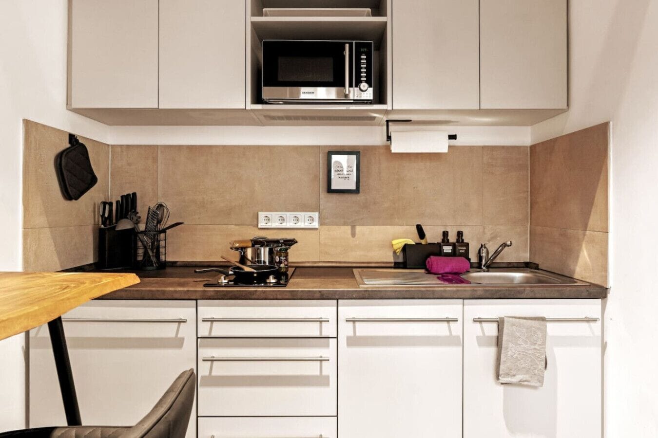 Kylskåp, mikrovågsugn, spishäll och diskmaskin