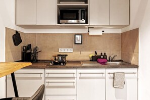 Frigorífic, microones, placa de cuina i rentaplats 