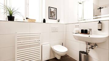 Haartrockner, Seife, Shampoo, Toilettenpapier