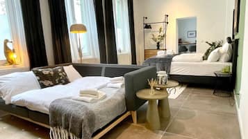 1 slaapkamer, een bureau, een strijkplank/strijkijzer, reisbedje