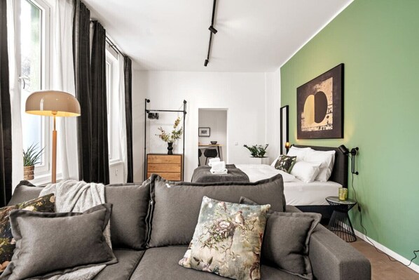 1 chambre, bureau, fer et planche à repasser, lit de bébé portatif