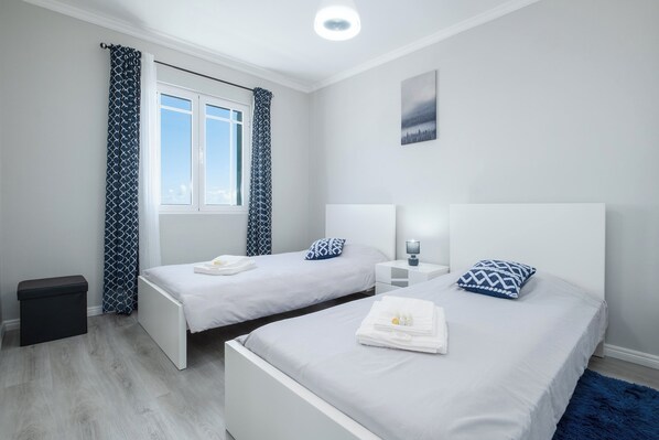 3 bedrooms, iron/ironing board, WiFi, bed sheets