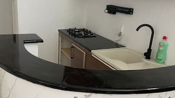 Réfrigérateur, micro-ondes, plaque de cuisson, cafetiÚre/bouilloire